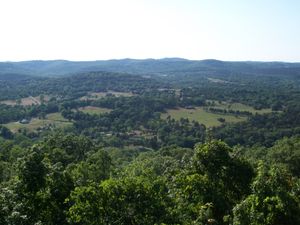 유레카 스프링스 서쪽 62번 국도의 경치 좋은 전망대에서 바라본 모습.