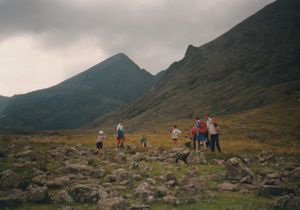 1994년 8월, 산을 오르는 그룹