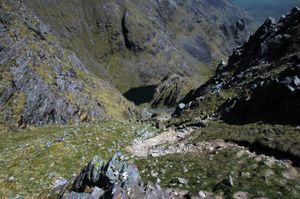 이글스 네스트(세 번째 레벨)와 로흐 쿰네우터 아래의 브라더 오셰이의 굴을 오르는 모습
