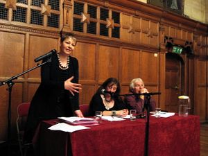 2009년 옥스퍼드에서 그린 뉴 딜에 관해 강연하는 캐럴라인 루커스