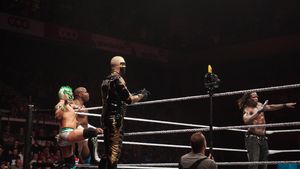 2017년 5월 12일, 칼리스토가 아폴로 크루스, 골더스트, R-트루스와 팀을 이뤄 WWE 라이브 이벤트 투어에서 8인 태그팀 경기를 펼치고 있다.