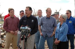 2007년 5월 4일, 캔자스주 그린스버그를 덮친 토네이도 현장에서 R. 데이비드 폴리슨 FEMA 청장(당시)의 구호 및 복구 작업에 대한 브리핑에 동석한 시빌리어스(앞줄 오른쪽 끝 여성) 등 관계자들. 앞줄 왼쪽 끝 남성은 캔자스주 출신 샘 브라운백 상원의원(공화당)이다.
