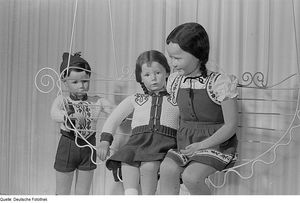 1954년, 캐테 크루즈가 디자인한 세 명의 어린이 마네킹.