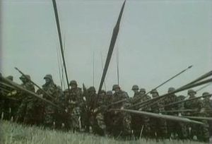 현대 군인들이 커넥션스에서 사용된 수많은 재연 중 하나에서 스위스가 용담공 샤를에 맞서 창에 강철 팁을 사용한 것을 시연하고 있다.