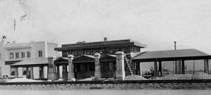 1923}}; 로스앤젤레스 공공 도서관의 사진 목록 설명에 따르면, 뒤쪽에 있는 흰색 건물은 해리 컬버의 부동산 사무실이다 (Los Angeles Herald Examiner Photo Collection)