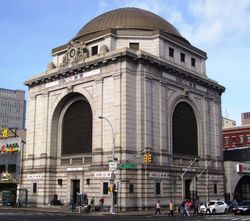 차이나타운의 커낼가 모퉁이에 있는 58 바워리에 위치한 시티즌스 세이빙스 뱅크 건물, 현재는 HSBC 은행 지점이며 뉴욕 시 랜드마크이기도 하다