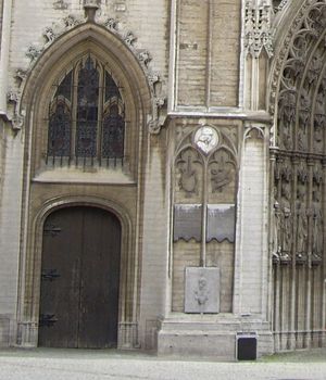 앤트워프 대성당의 기념물. 화가 뤽 튀이만스는 이 해골 부조를 바탕으로 무지엄 안 데 스톰에 현대적인 모자이크를 제작했다.