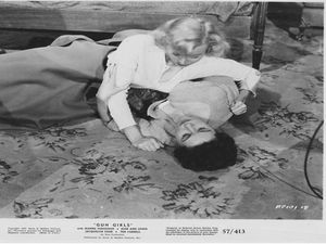 1957년 범죄 영화 건 걸스에서 이브 브렌트와 엘레이스 카메론이 연기한 10대 범죄자들이 싸운다.