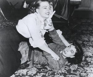 벨 스타가 TV 쇼 세기의 이야기에서 금발 탐정 프랭키 아담스와 싸운다.