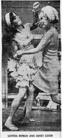 자넷 리가 U.N.C.L.E.에서 온 남자의 한 에피소드에서 레티샤 로만이 탈출하지 못하도록 하려고 한다.