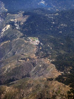 림 오브 더 월드 고속도로는 이곳의 산등성이를 따라 달리며, 2007년 10월 캘리포니아 산불로 소실된 지역과 그렇지 않은 지역의 경계를 보여준다.