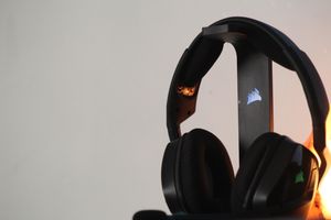 커세어(Corsair)의 Void Pro RGB 헤드폰이 있는 ST100 헤드폰 스탠드