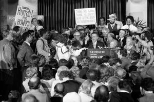 캘리포니아 주민발의안 13 통과 후 군중 앞에서 연설하는 하워드 자비스