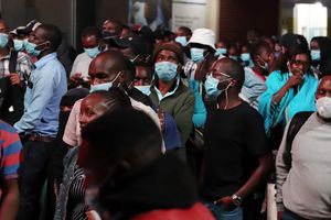 2021년 4월, 통행금지 전에 집으로 돌아가기 위해 버스를 기다리는 나이로비 시민들이 마스크를 착용하고 있다