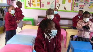 2021년 7월 케냐의 한 학교에서 수업 중 마스크를 착용한 학생들