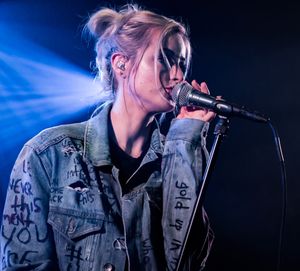 2016년 공연 중인 카라 페이