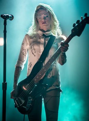 2017년 공연 중인 Shiny Toy Guns의 Carah Faye