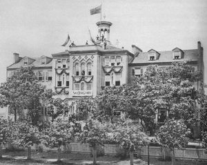1875년 6월 11일 미주리주 세인트루이스의 컨콜디아 신학대학교 건물. 실천 신학교의 마지막 학생 단체의 일리노이주 스프링필드로의 출발을 기념하기 위해 장식되었다.