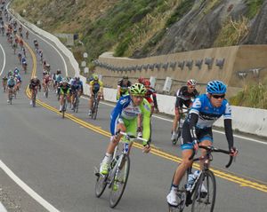 자전거 선수들이 2012년 투어 오브 캘리포니아 2단계에서 데블스 슬라이드의 SR 1을 내려오고 있다. 이 위험한 구간은 1년 후 톰 란토스 터널 개통으로 우회되었다.