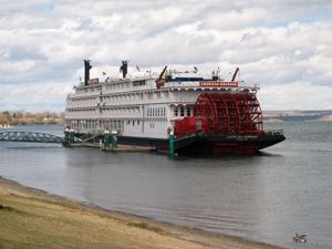 아메리칸 엠프레스호가 와인 투어 및 기타 관광을 위해 트라이시티에 정차한다.