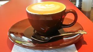 전통적인 6온스 카푸치노는 도자기 컵에 담아 받침 접시, 스푼, 냅킨과 함께 제공된다.