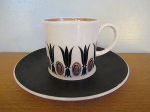 커피 캔과 받침, 웨지우드 ΄코린시안΄, 수지 쿠퍼 디자인