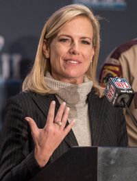 2018년 슈퍼볼 LII 중 기자 회견에 참석한 닐슨, 2018년 2월