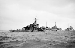 기뢰에 접촉한 볼라지를 예인하는 소마레스(1946년 10월)