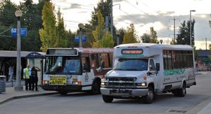 CC 라이더 운송 서비스는 컬럼비아군과 포틀랜드, 워싱턴군 지역을 연결하며, 트라이메트 버스 및 맥스 경전철 시스템과 연결된다.