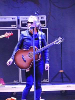 마이크 앞에서 롤랜드