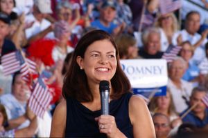 2012년 공화당 대통령 후보 밋 롬니를 지지 연설하는 에이요트 상원의원