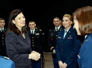 에이요트 상원의원이 뉴햄프셔 주 방위군의 하급 장교들을 만나다.