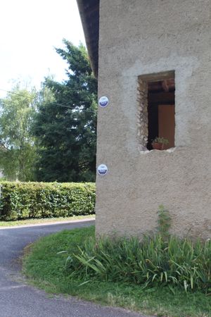 아르시아 마을의 홍수 당시 강 수위의 표시. 위쪽이 1840년 홍수, 아래쪽이 1955년 홍수 당시의 수위이다.