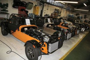 케이터햄 자동차 생산 공장, 차량은 수작업으로 제작된다.