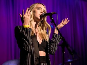 2017년 로스앤젤레스 에코 파크의 부틀렉 극장에서 공연하는 타버