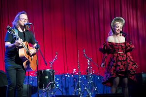 밀러하이드키(오른쪽)가 2018년 3월 카툼바 블루 마운틴 뮤직 페스티벌에서 기타와 보컬을 맡은 남편 키어 너톨과 함께 노래하고 있다.