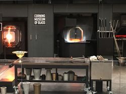 벤치와 용광로가 있는 뜨거운 유리 작업장