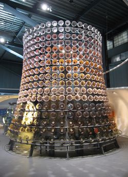 600개의 유리 그릇으로 구성된 타워 조각