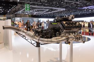 제스코에 사용된 5.0리터 트윈 터보 V8 엔진과 배기 시스템