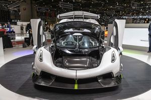 사용자가 접근 가능한 수납 공간이 문과 함께 열림