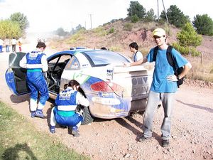 만프레드 슈톨과 공동 드라이버 일카 마이너가 아르헨티나 랠리의 도로 구간에서 타이어를 교체하고 있다.