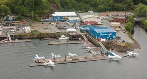 주요 교통 수단 중 하나인 수상 비행기 항구