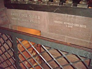 보름스 대성당의 잘리어 영묘 입구