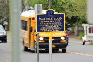 코호스 시의 일부인 반 스카이크 섬에 대한 뉴욕 주 역사적 표지판. 표지판은 델라웨어 애비뉴와 온타리오 스트리트 교차로 근처에 위치해 있다.