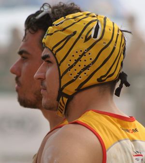 럭비 유니온 선수가 충격 흡수와 머리 보호를 위해 사용되는 헤드기어인 호랑이 무늬 스크럼 캡을 착용하고 있다.