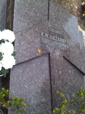 파리 파시 묘지에 있는 로자노프의 무덤