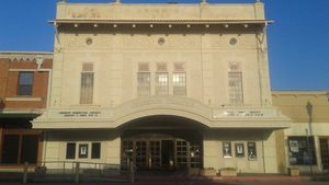 1935년에 영화관으로 처음 문을 연 크라이튼 극장은 현재 라이브 연극 공연을 개최하고 있다.