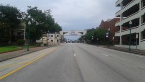 콘로 시내의 텍사스 주도 제105호선. 아치형 구조물은 몽고메리 카운티 법원(오른쪽)과 몽고메리 카운티 법원 부속 건물을 연결한다.