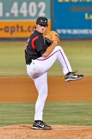 2009년 레이크 엘시노어 스톰에서 투구하는 하인스