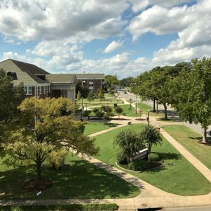 브루스 스트리트를 따라 있는 UCA